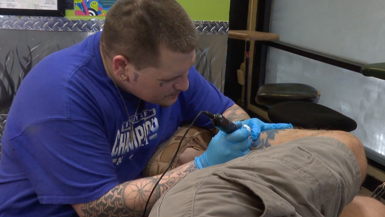 Lightning fans ink their dedication to the team WFTS ROBERT.png