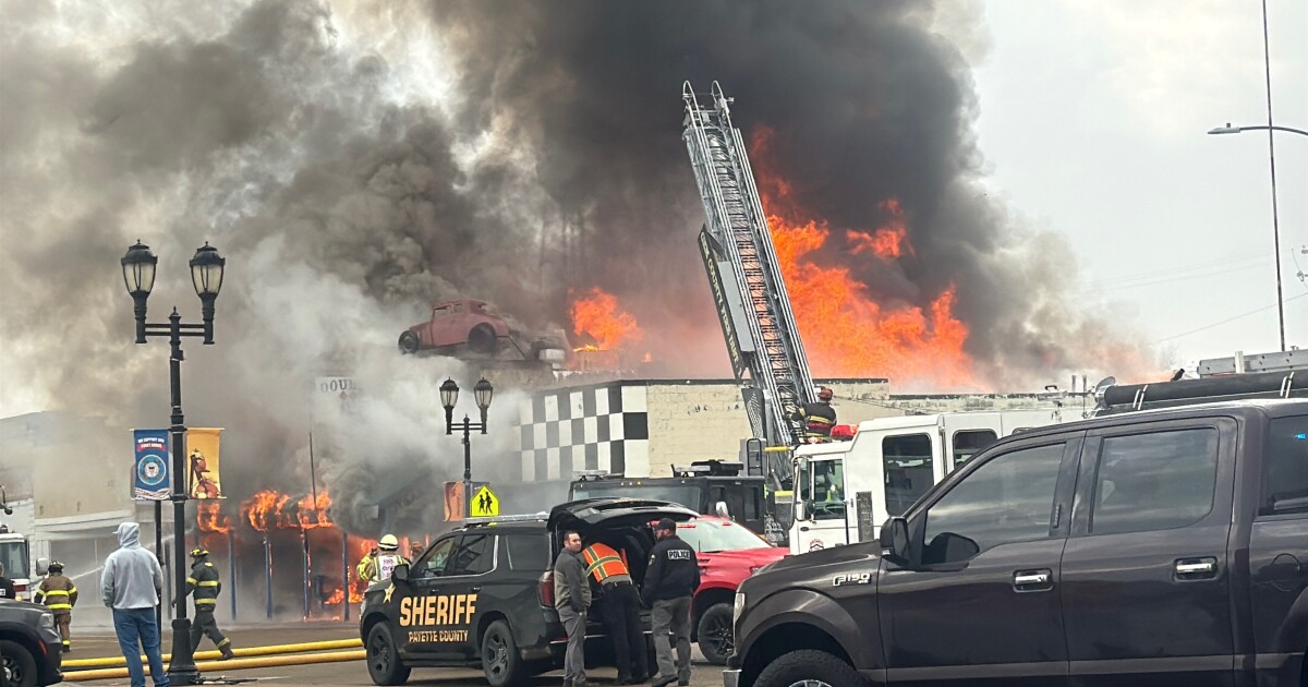 Fire destroys Double Diamond Bar in downtown New Plymouth, damages multiple businesses
