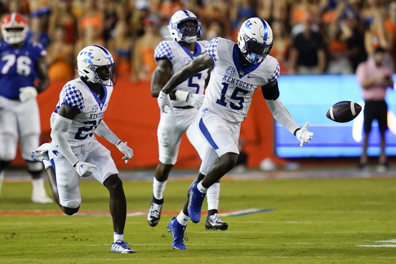 Kentucky Wildcats linebacker Jordan Wright tipped pass at Florida Gators, Sept. 10, 2022