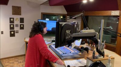 Maryanne at mic.JPG