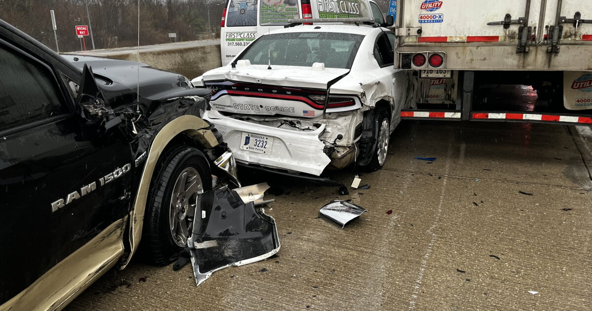2 ISP troopers sent to hospital after crash on I-65 in Indy