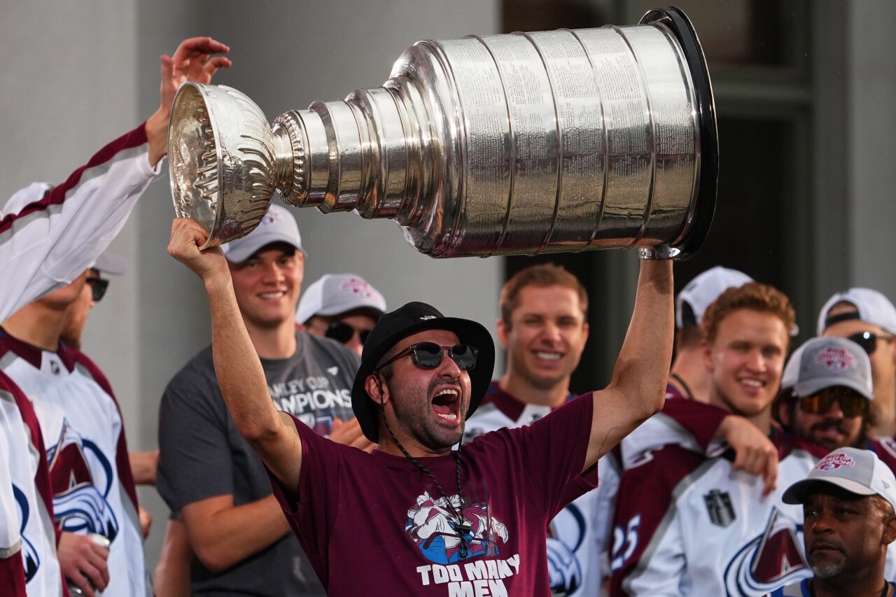 Avalanche Parade Hockey