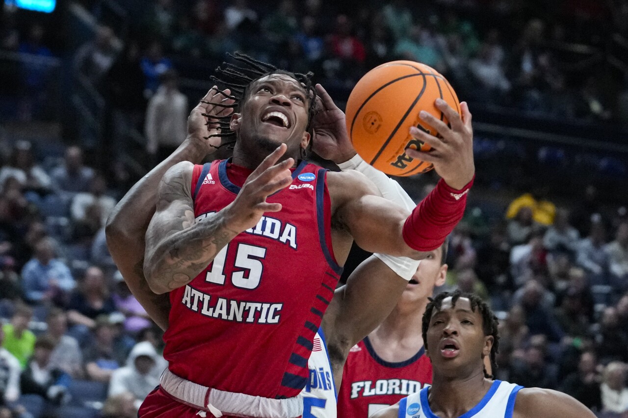 Florida Atlantic Owls guard Alijah Martin shoots against Memphis Tigers in second half of first round of NCAA tournament, March 17, 2023