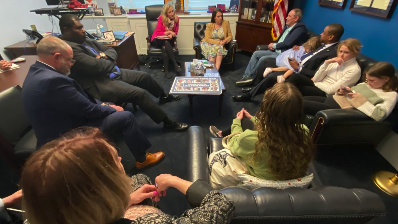 5/31 Mass shooting victims' families meet with lawmakers