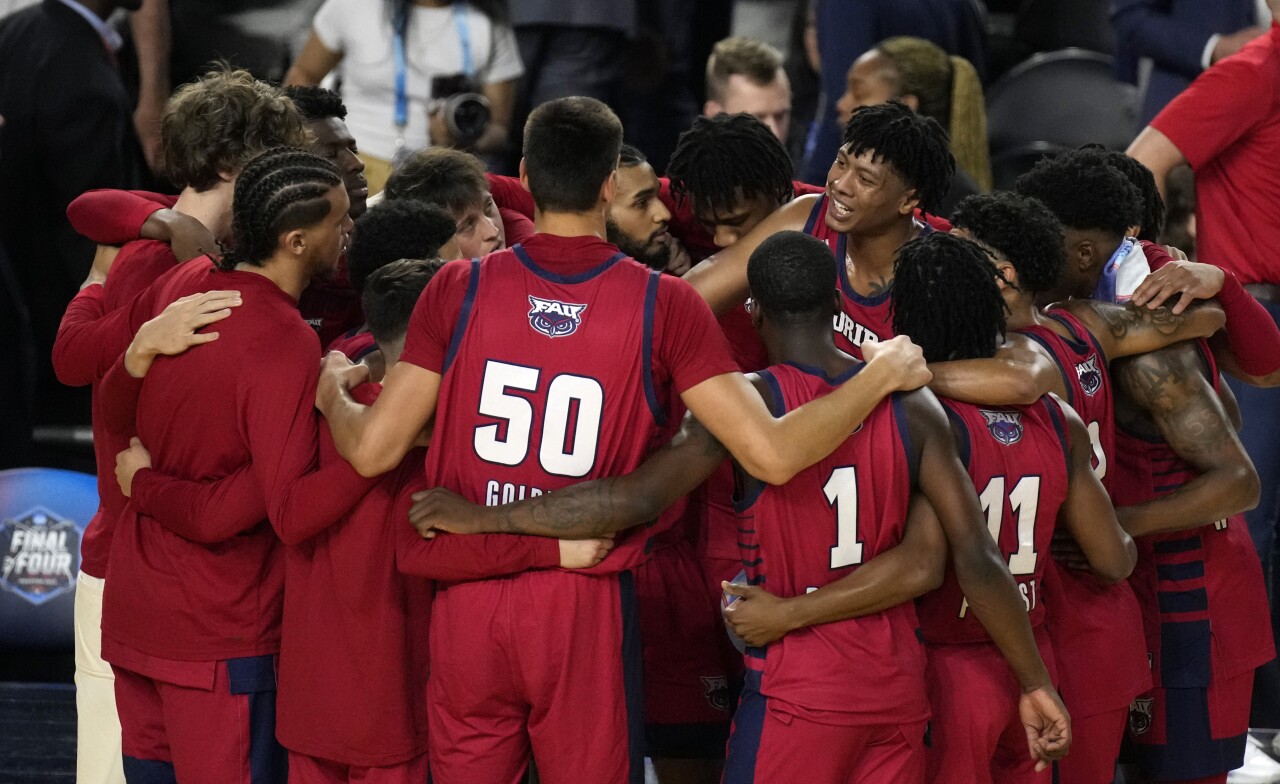 Florida Atlantic Owls huddle during first half of Final Four, April 1, 2023