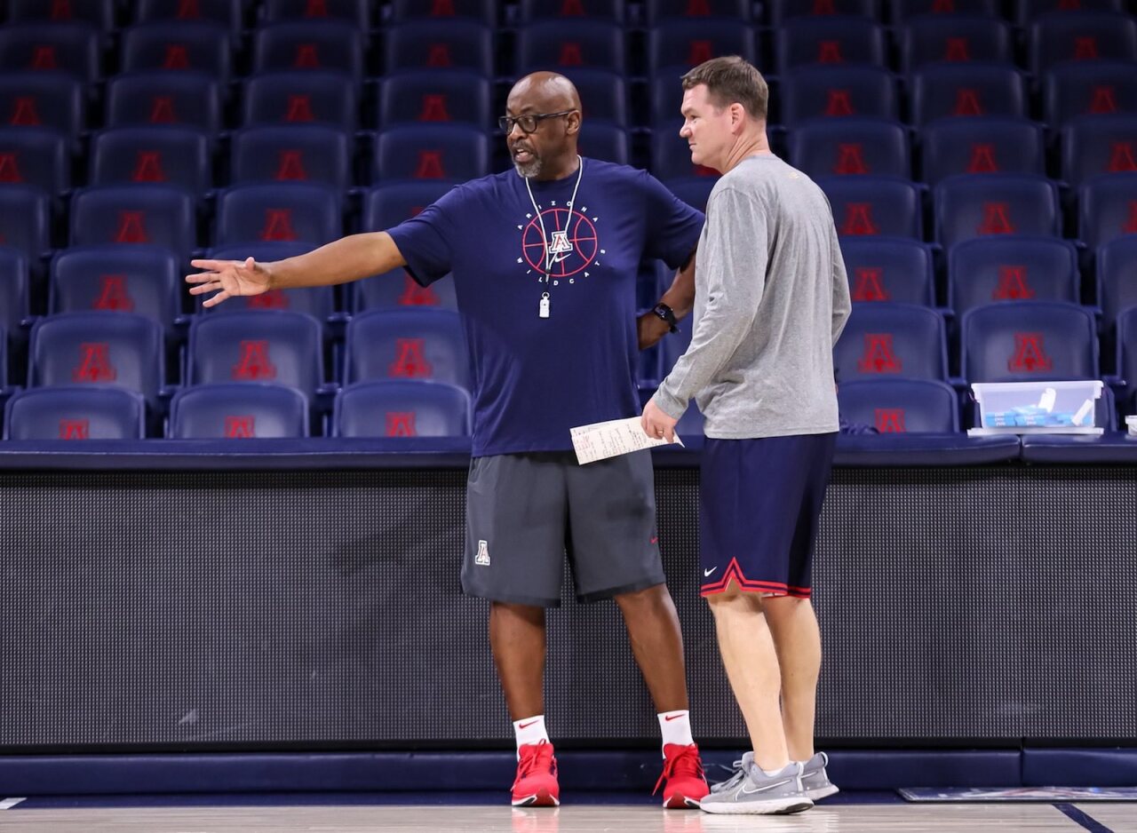 Assistant Steve Robinson with UArizona head coach Tommy Lloyd