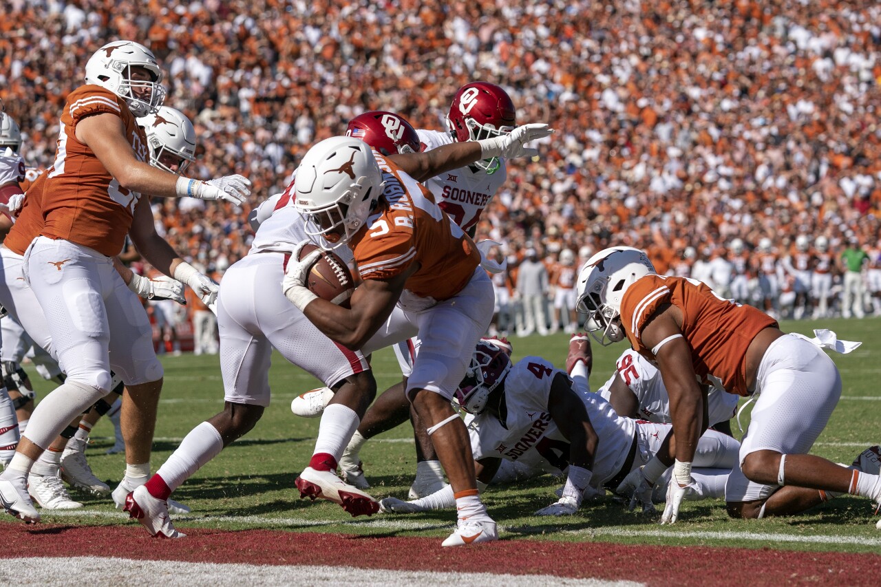 Texas Longhorns running back Bijan Robinson steps into end zone vs. Oklahoma Sooners in 2021
