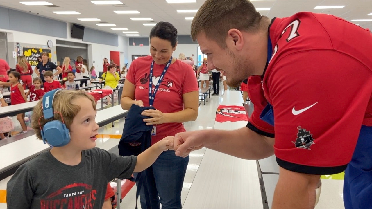 Bucs rookies serve lunches, smiles at Starkey Ranch K-8 WFTS 2.png