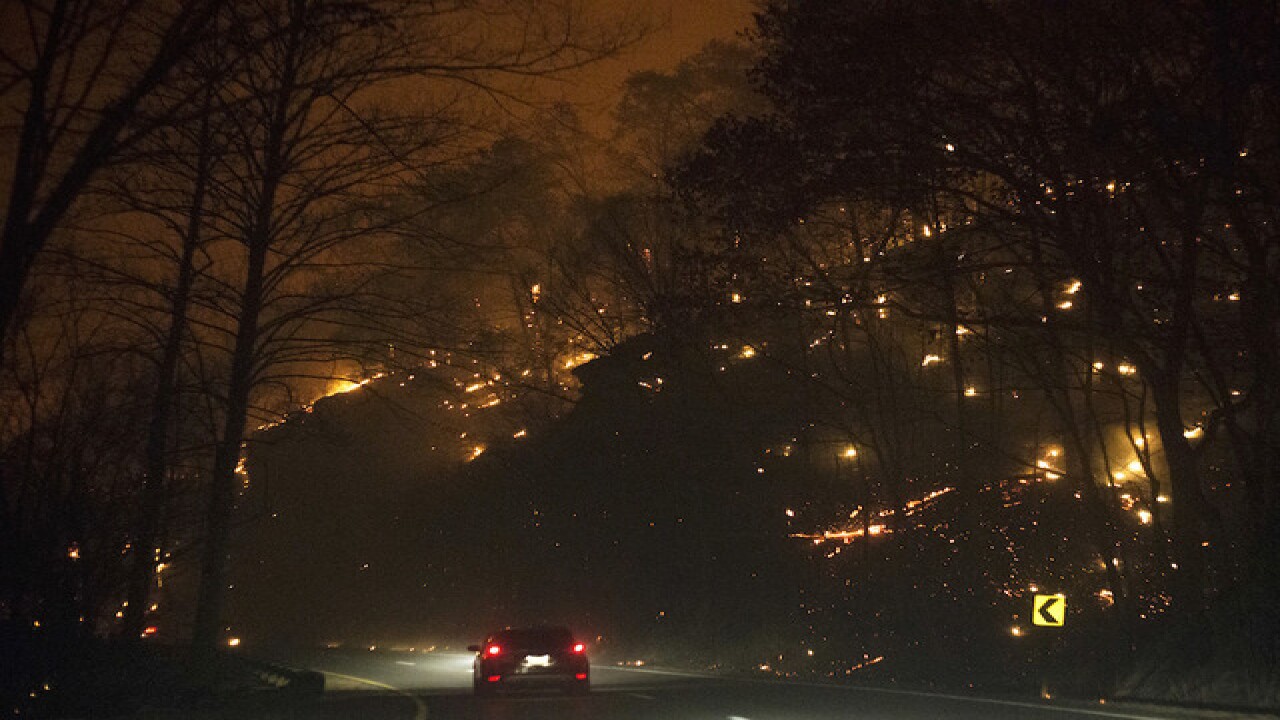 Smoky Mountains wildfire moves toward Gatlinburg
