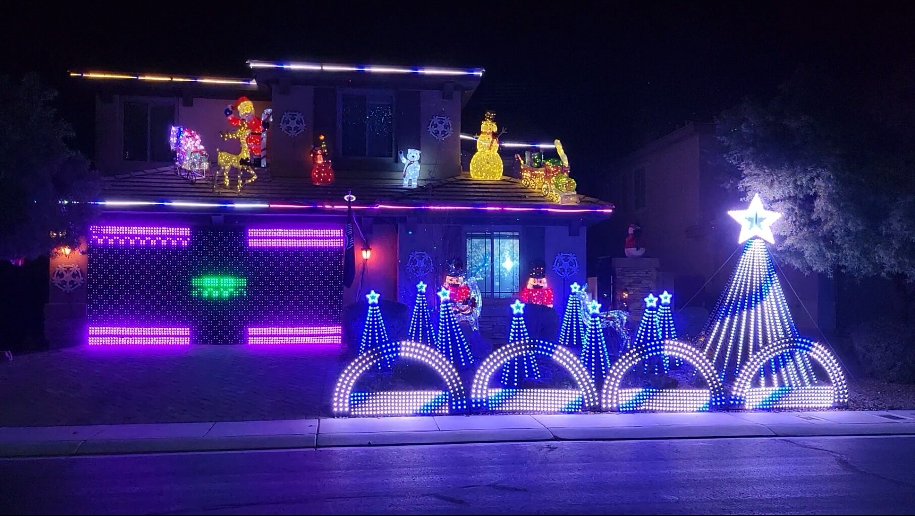 YOUR PHOTOS Holiday lights around the Las Vegas valley Let it Glow 2025