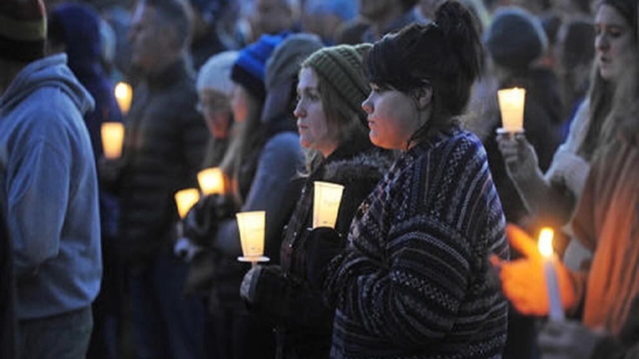 Students make memorial for classmates killed in crash