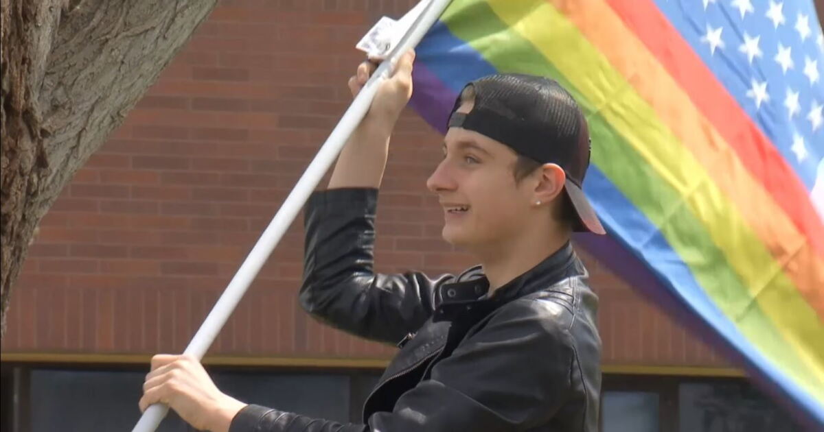Billings Skyview students and community members protest for trans rights - Vimarsana News
