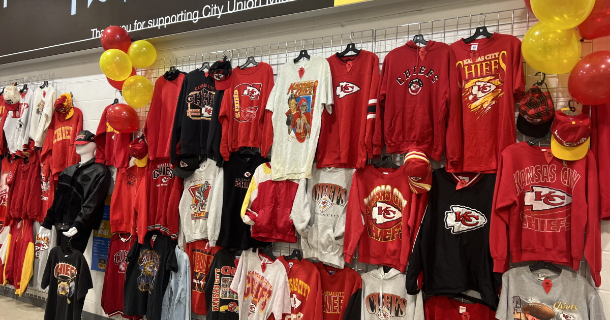 KC fans popping vintage Chief gear tags while benefiting local - Vimarsana News
