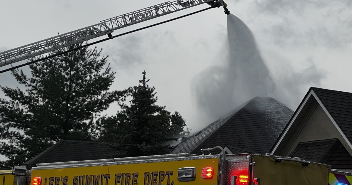Lightning strike sets roof on fire in Lee's Summit - Vimarsana News
