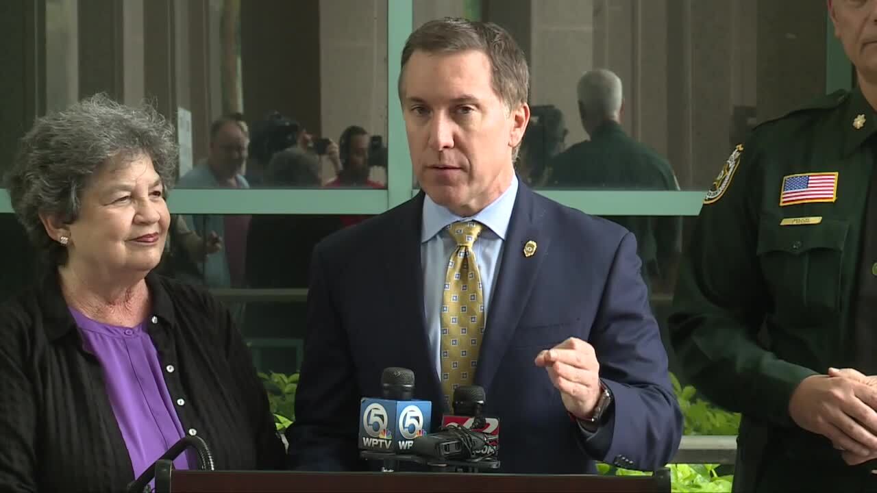 Dave Aronberg at news conference with Lois Frankel outside state attorney's office, Oct. 20, 2022