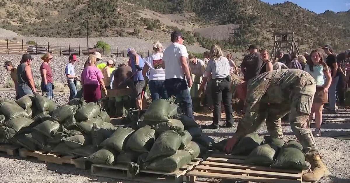 Volunteers stockpile sandbags as Eureka braces for possible flash flooding