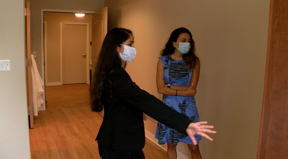 Engagement leader Sachi Bhati shows WCPO 9 News reporter Paola Suro some amenities that Serene Suites provides for people with memory loss