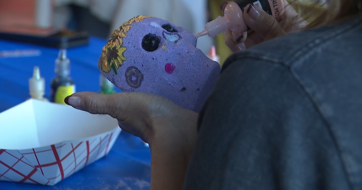 Workshop creates offerings for Dia de los Muertos altars - Vimarsana News