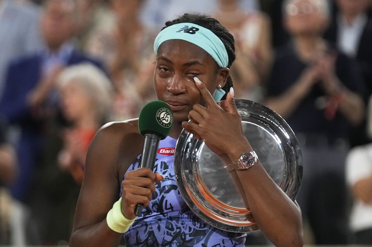 Coco Gauff cries while holding runner-up trophy at 2022 French Open