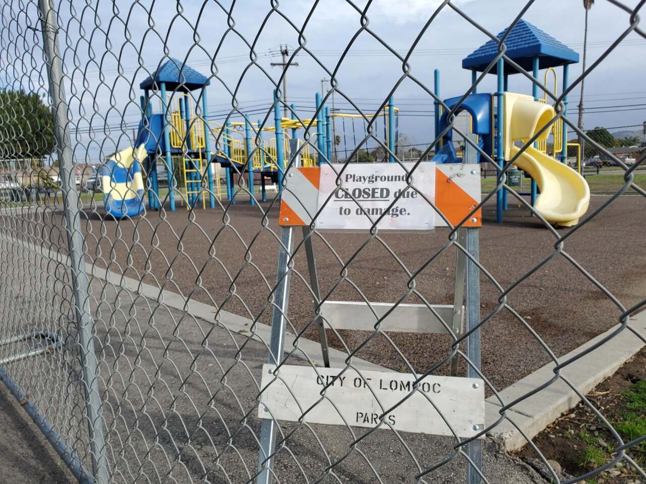 Thompson Park Playground Closure (002).jpg