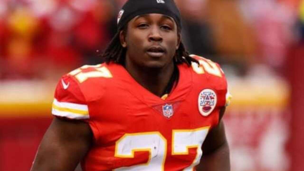 Kareem Hunt ?url=https%3A%2F%2Fsharing.news5cleveland.com%2Fsharescnn%2Fphoto%2F2018%2F10%2F04%2F898089252 kareem hunt sideline e1538538199325 500x333 99468950 ver1.0 640 480 - Kareem Hunt