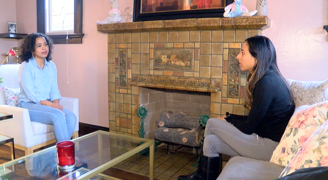 Grethel Valladarez hablando con reportera Paola Suro sobre la importancia de participar en el Censo