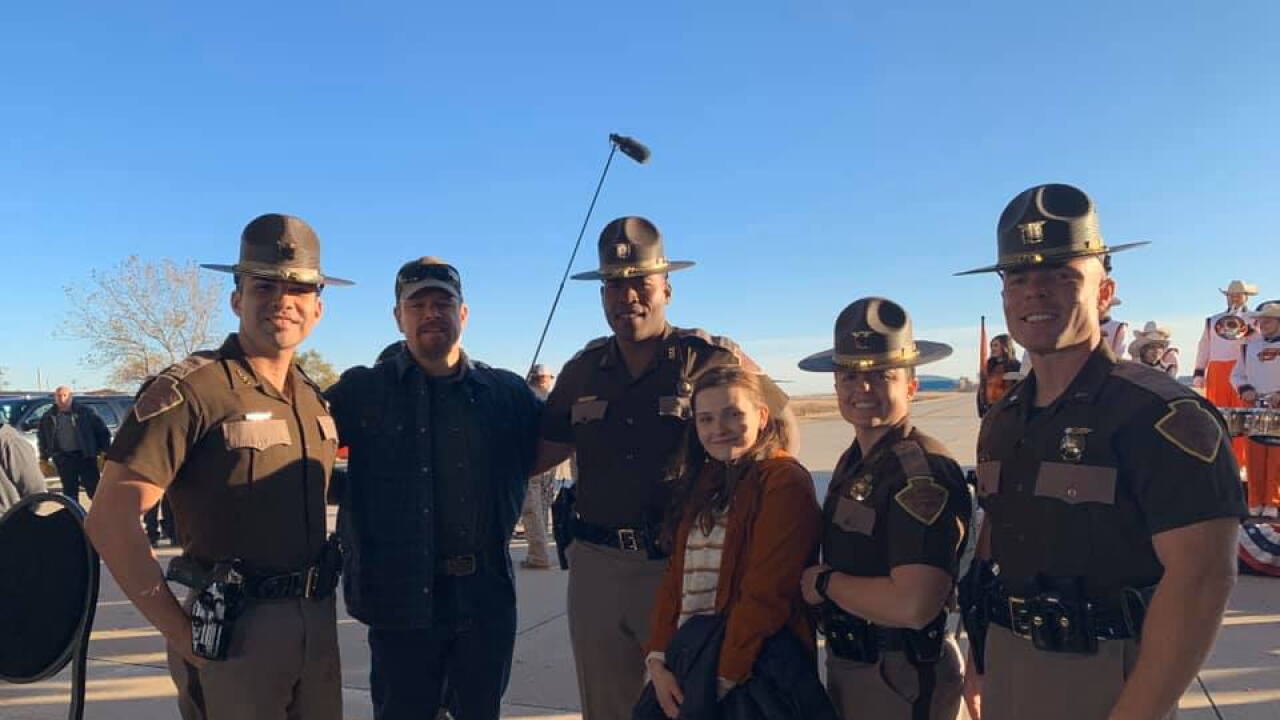 Matt Damon Abigail Breslin Pose For Picture With Ohp Troopers On Set Of New Movie Stillwater