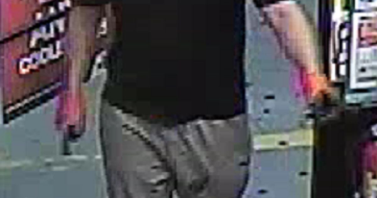 Milwaukee police looking for suspect in armed robbery