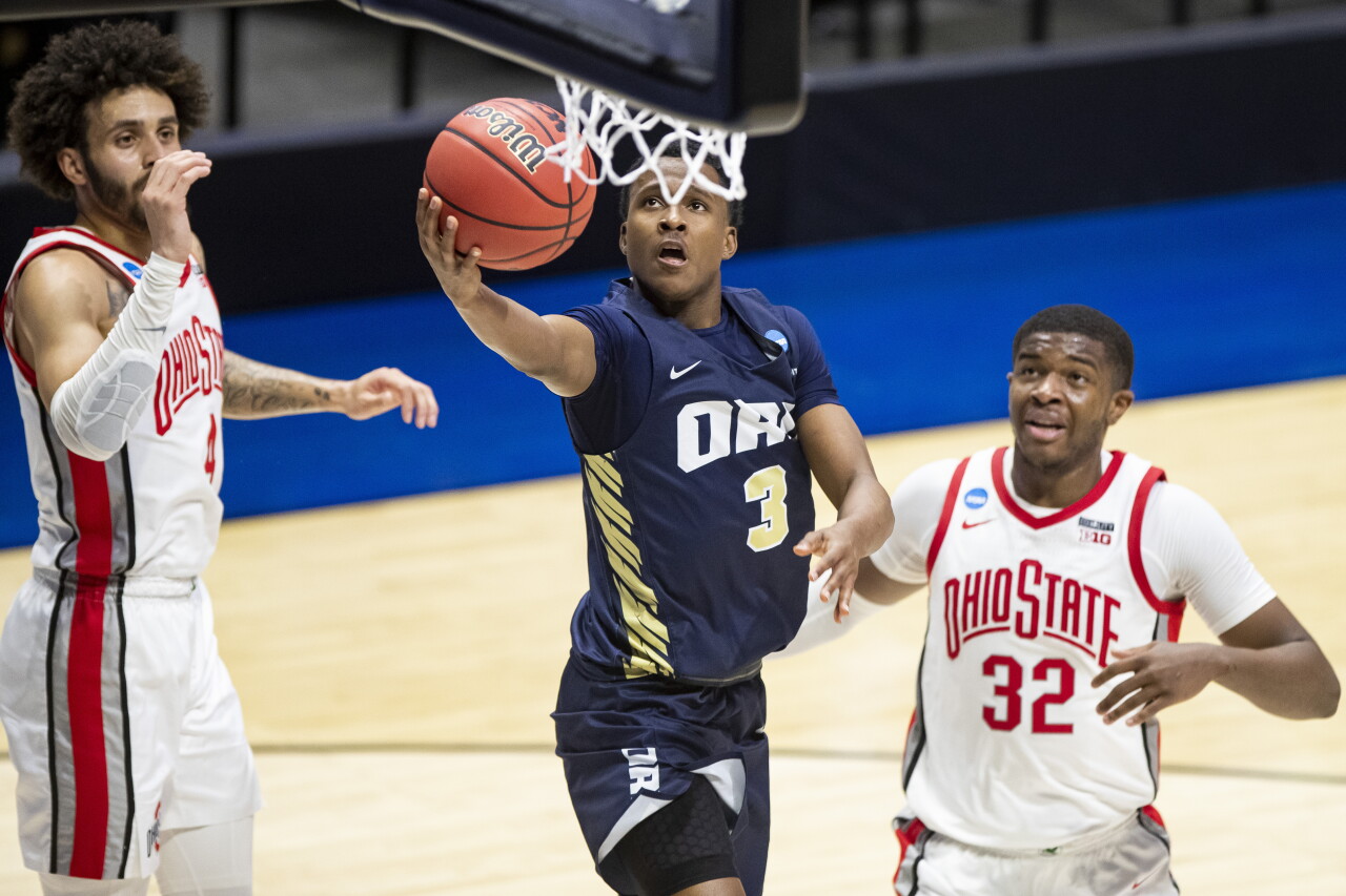 Oral Roberts Golden Eagles guard Max Abmas goes for layup against Ohio State Buckeyes in 2021 NCAA tournament