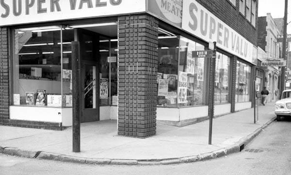 1960 circa  CLE Memory Madison 12501 Av Foodtown Grocery Store_20811b.jpg