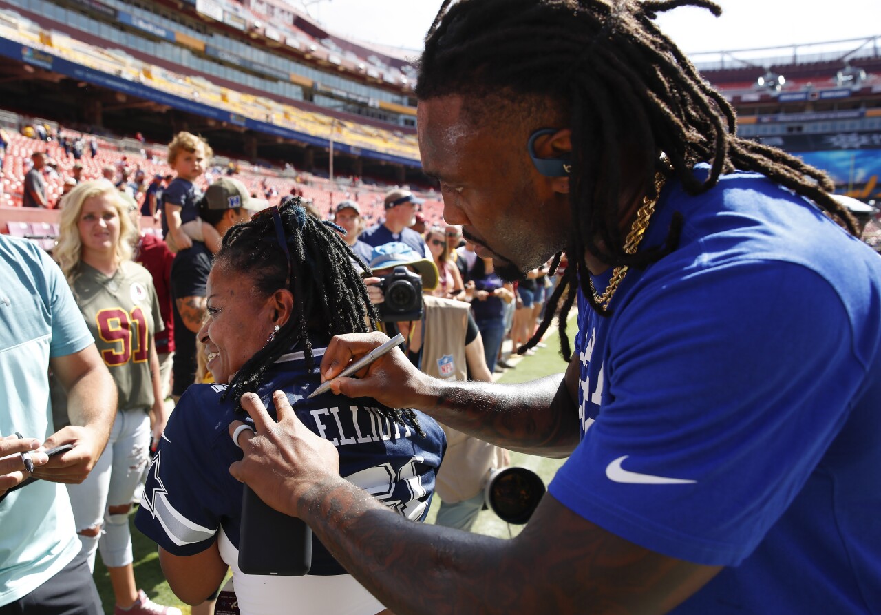Kavon Frazier signs Dallas Cowboys fan's jersey