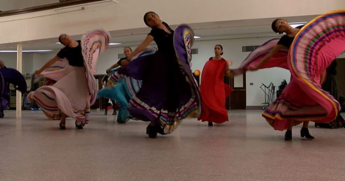 Marrichi Students learn culture, history of mariachi
