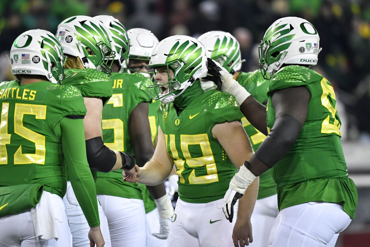 Oregon Ducks kicker Camden Lewis celebrates with teammates after FG against Utah Utes, Nov. 19, 2022