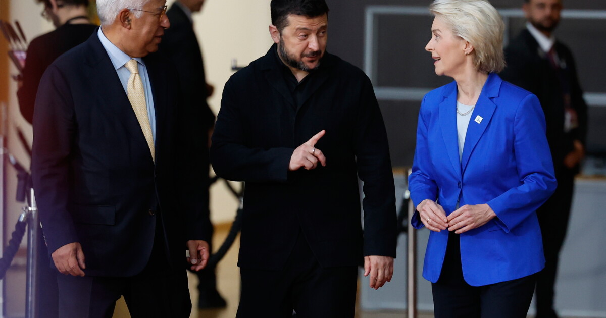 Russia steps up attacks as Ukraine faces uncertainty over US support