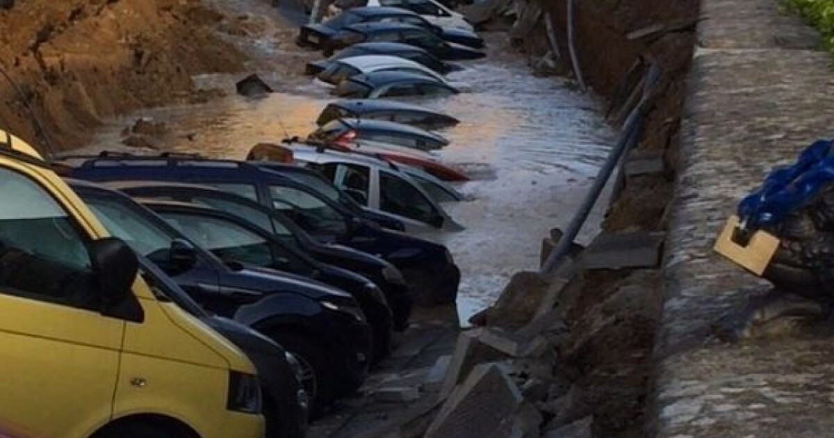 This Sinkhole Swallowed More Than A Dozen Cars In Florence, Italy (VIDEO)