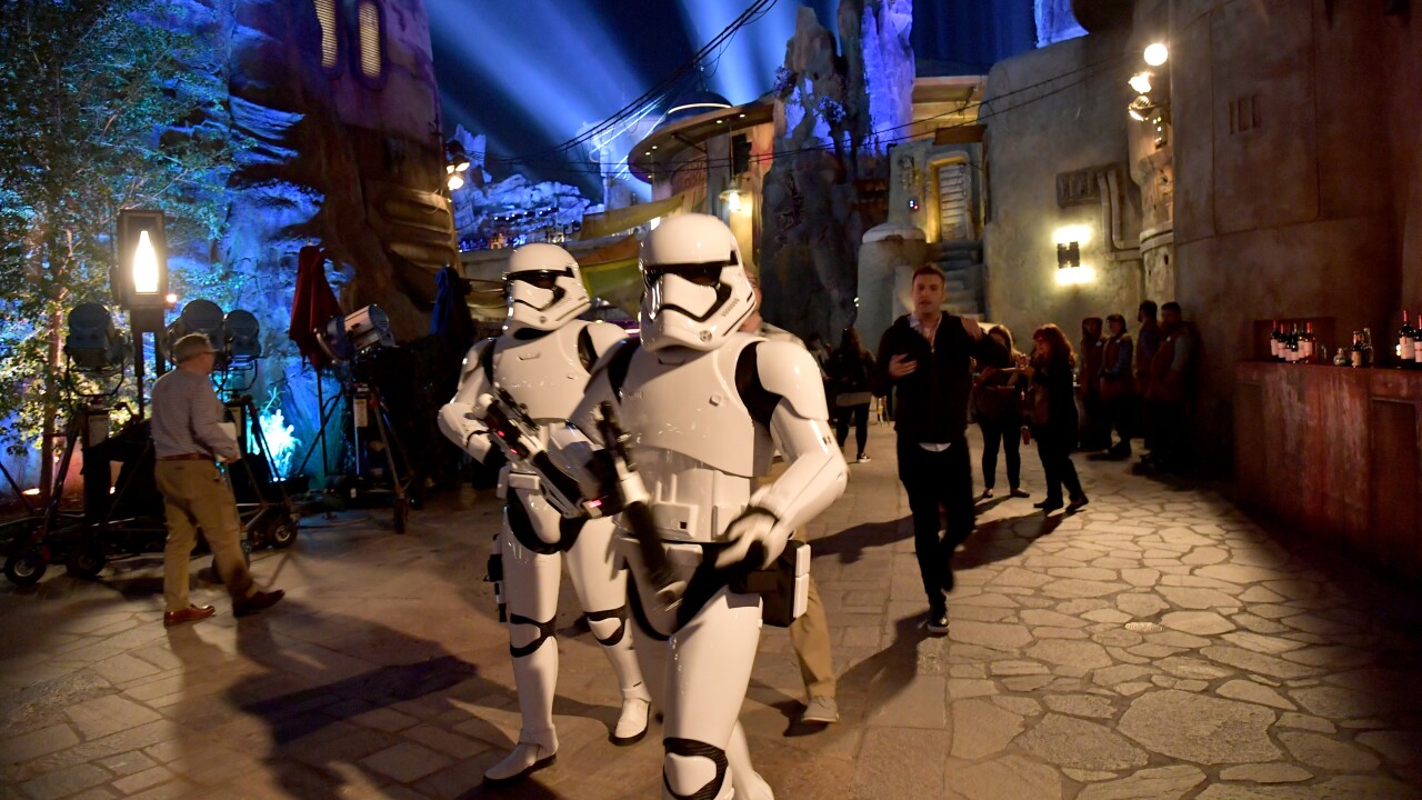Star Wars Galaxy s Edge Offers New World At Disneyland star-wars-galaxy-s-edge-offers-new-world-at-disneyland