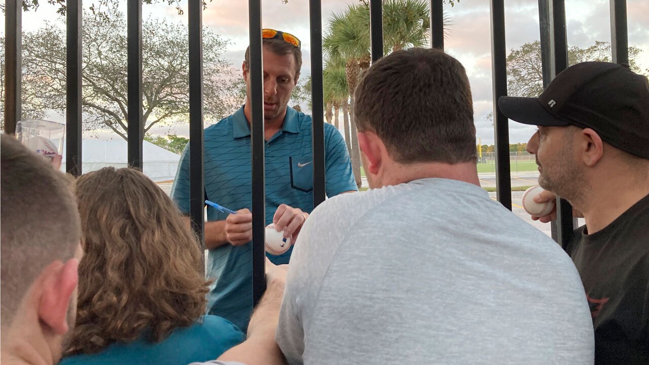 Max Scherzer signs autographs in Jupiter, Feb. 26, 2022
