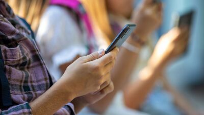 Students holding cellphones.