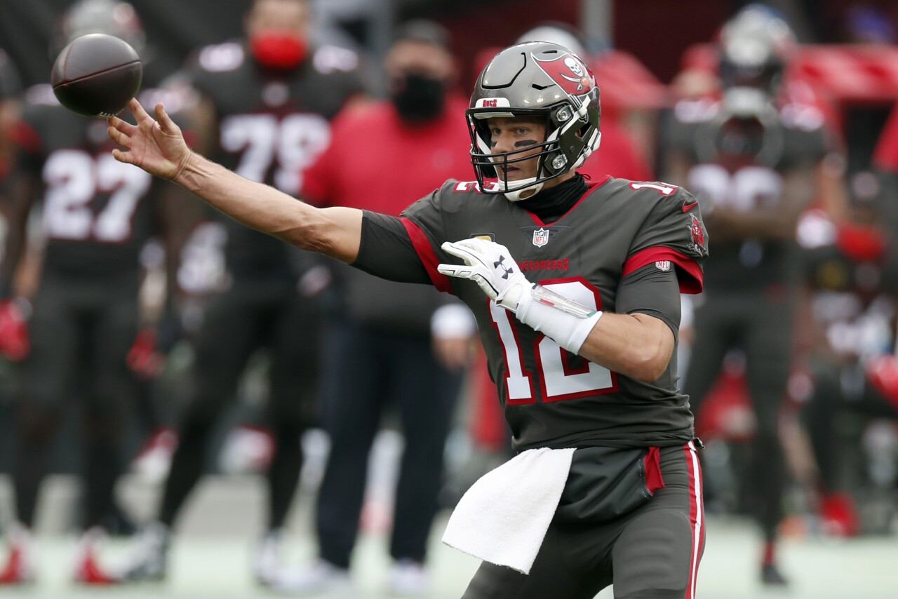 Tampa Bay Buccaneers QB Tom Brady throws pass vs. Atlanta Falcons in January 2021