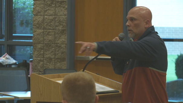 Dustin Ver Beek addresses school board