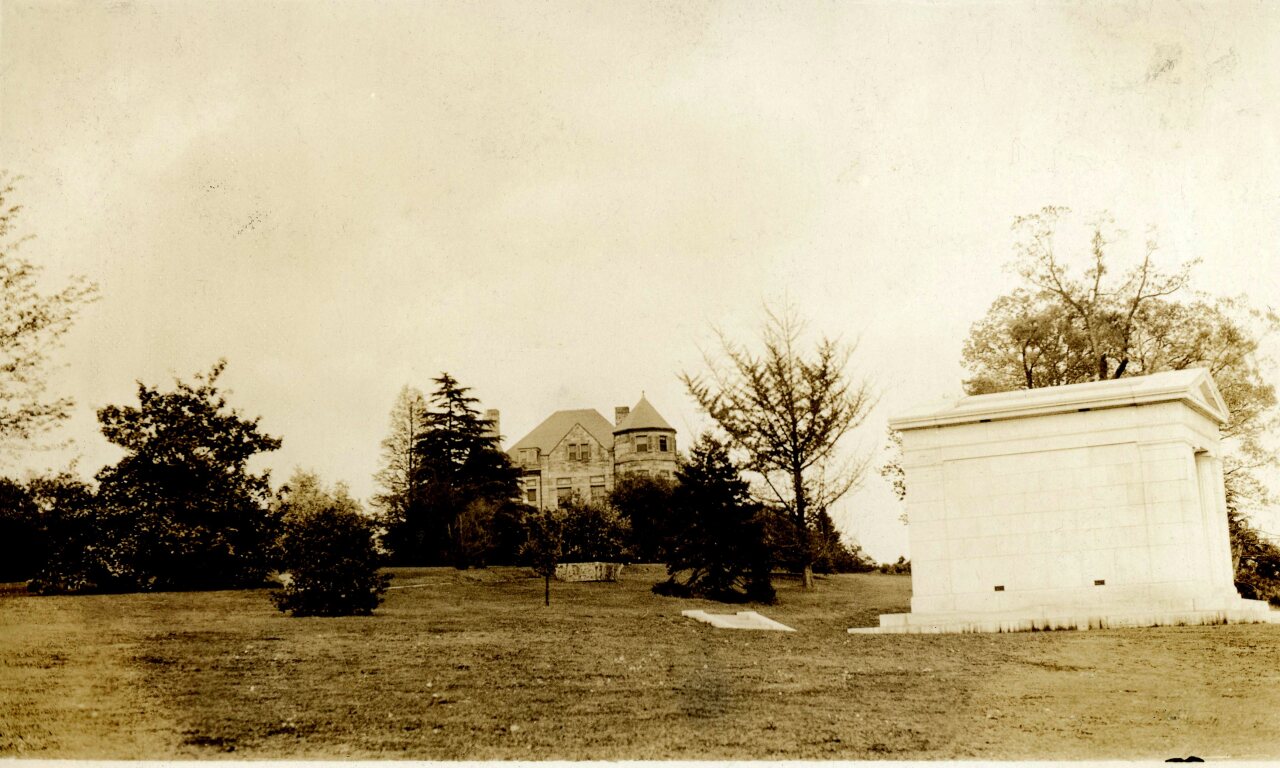 Maymont Dooley tomb circa 1928.jpg