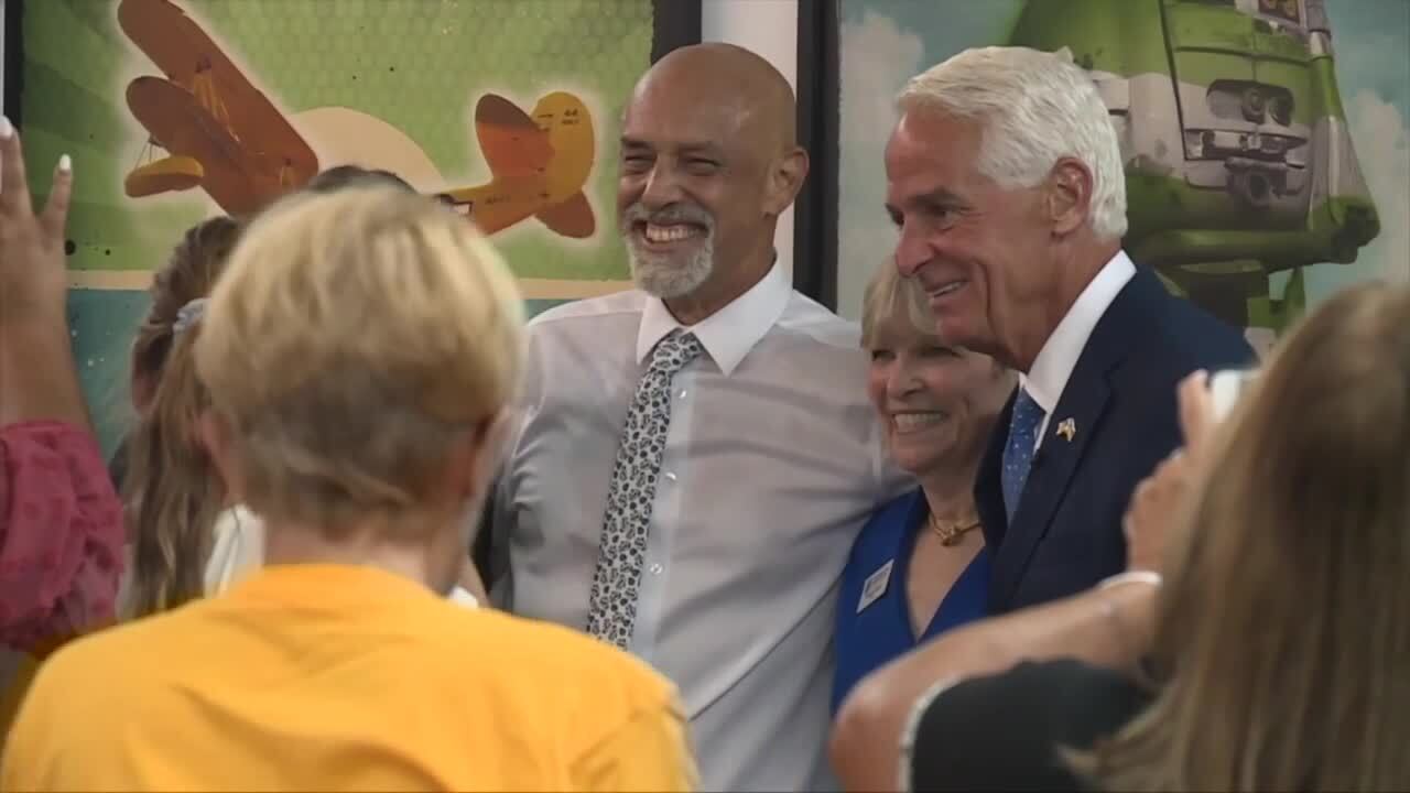 Charlie Crist poses for photos at Hispanic Caucus of Florida debate, June 17, 2022