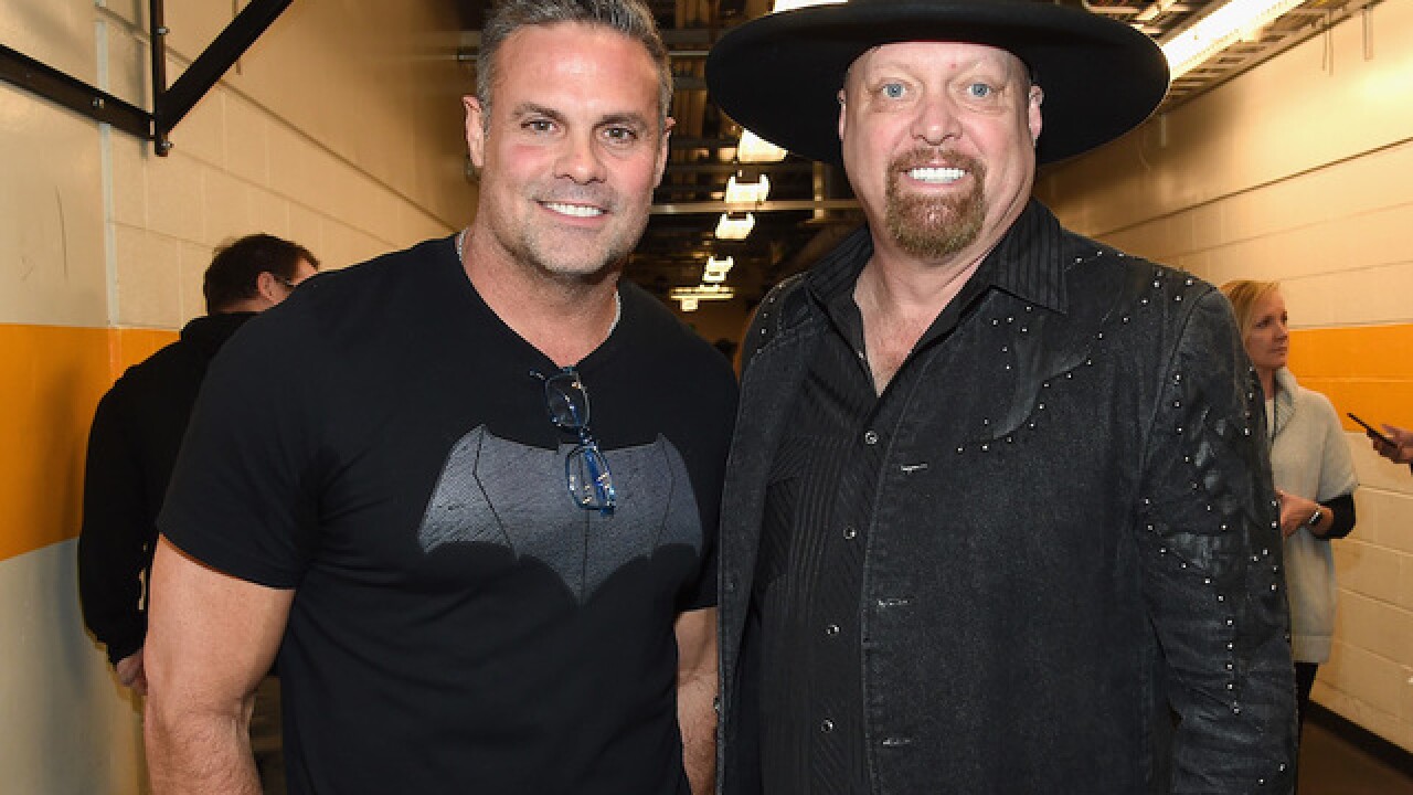 2 dead in helicopter crash before concert