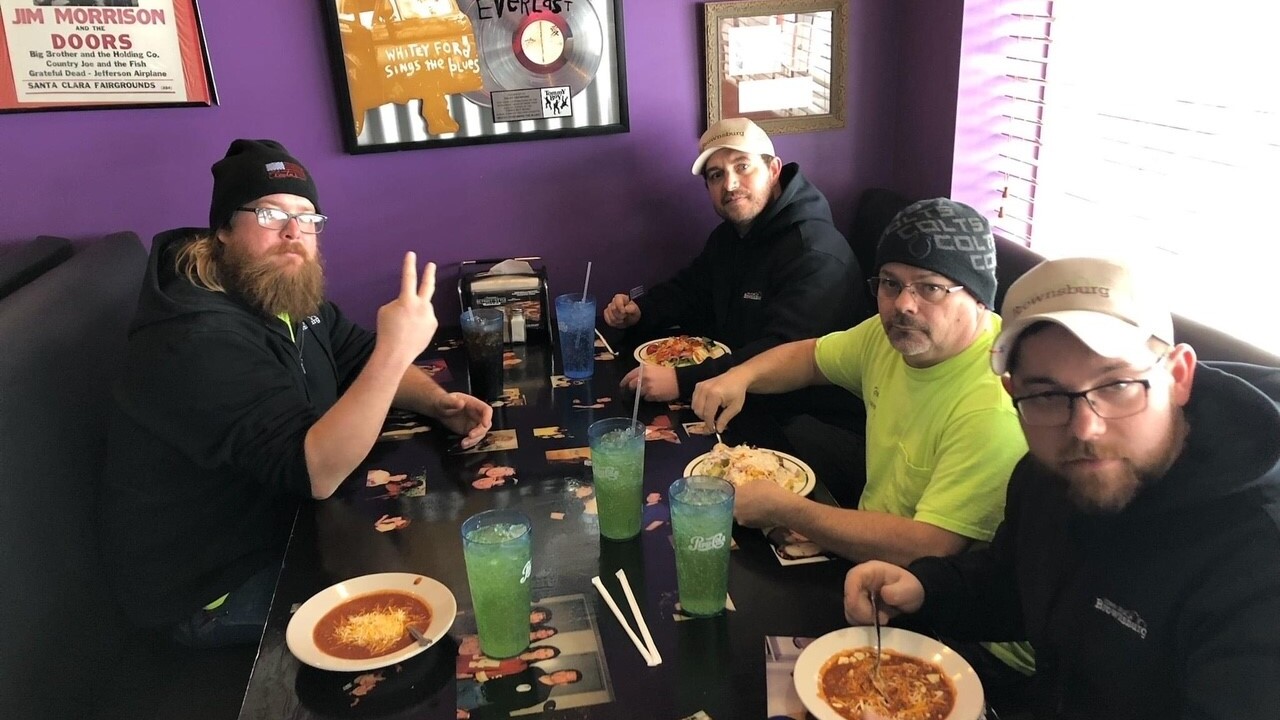 A Brownsburg pizza shop is spreading kindness on this snowy day to the men and women who work to keep the roads clear.