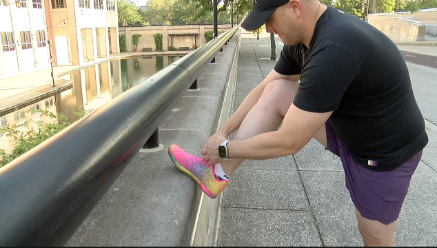 Eric Vanatti tying his shoe