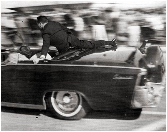 Clint_Hill_on_the_limousine.jpg