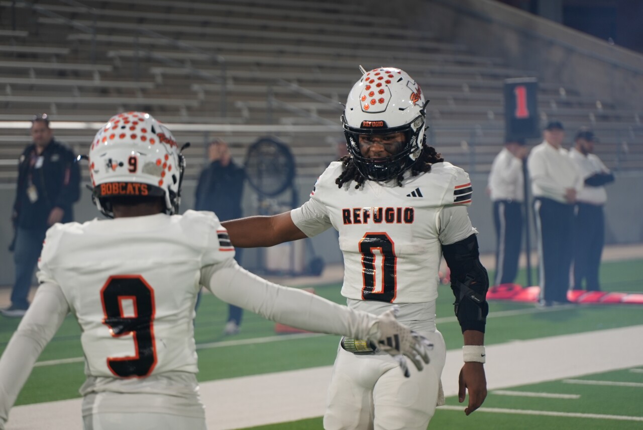 Refugio's Ray Lewis high fives teammate