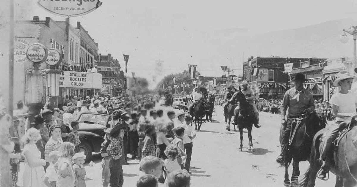 “ICONIC!”: Nearly 100-year-old Collinsville Crown reopens as community theater