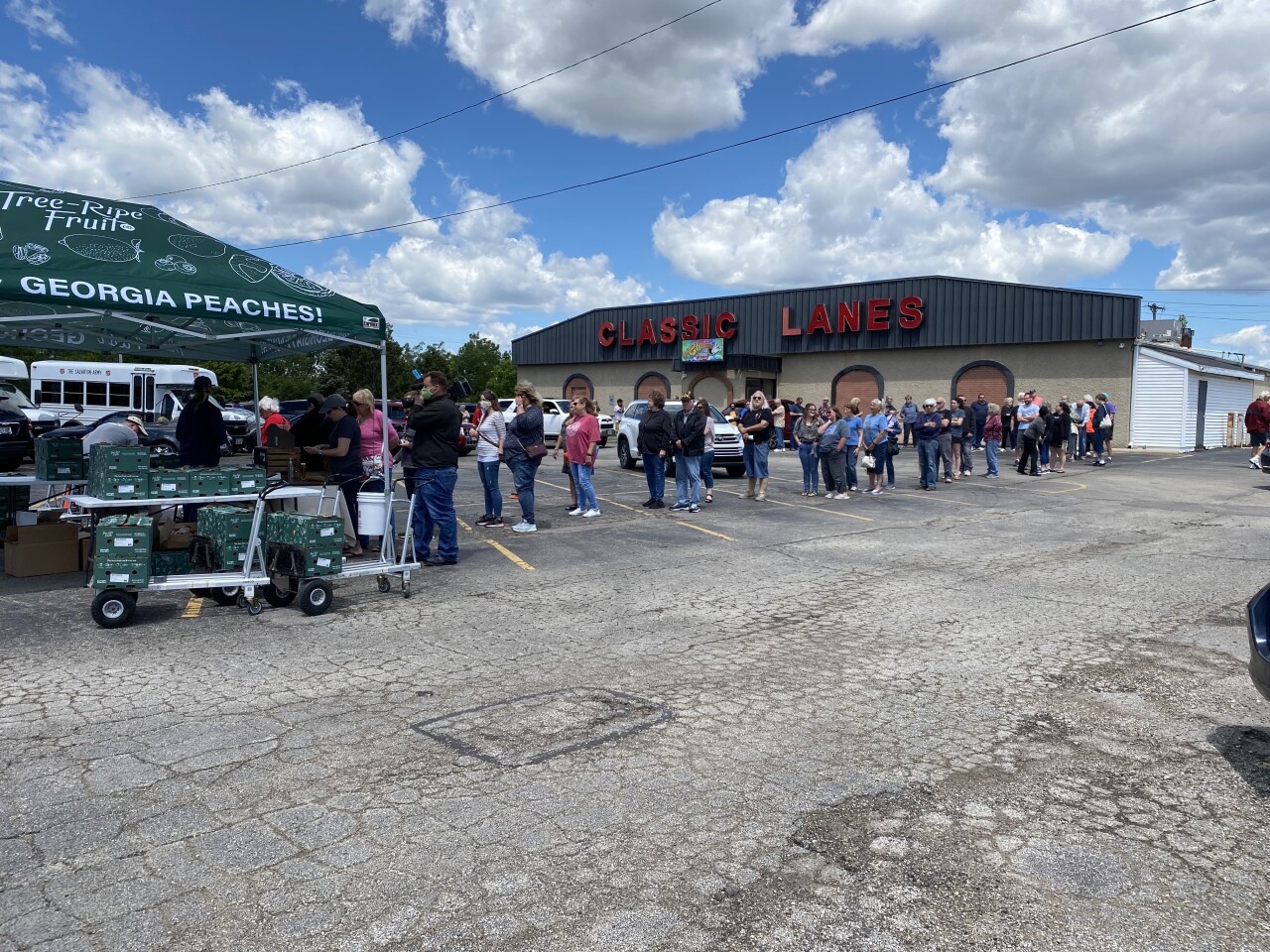 Hundreds stopped by Greenfield for Georgia peaches