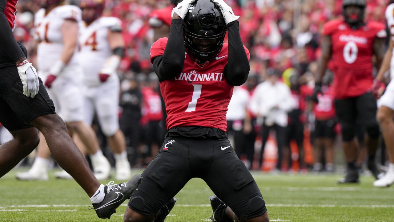 Becht accounts for 3 TDs as Iowa State drops Cincinnati 30-10